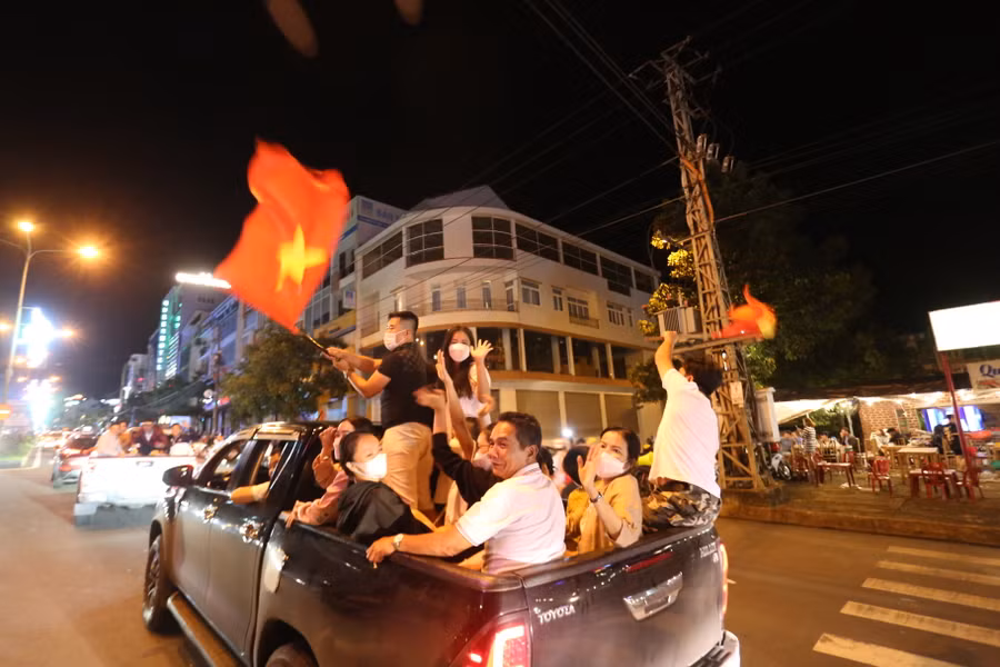  Các gia đình đã cùng nhau tận hưởng bầu không khí hiếm có với chiến thắng của U23 Việt Nam. Ảnh: Văn Ngọc