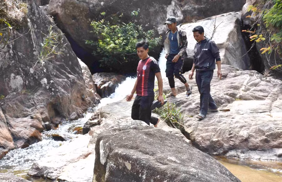 Du khách khám phá thác Đê Kôn (xã Hà Ra, huyện Mang Yang). Ảnh: Hà Phương