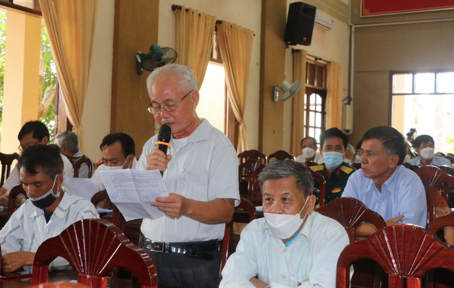 Cử tri Nguyến Vĩnh Mậu (tổ 7, thị trấn Kbang, huyện Kbang) có nhiều ý kiến liên quan đến chăm sóc người cao tuổi, chế độ chính sách cho lực lượng trực tiếp bảo vệ rừng. Ảnh: Ngọc Minh 