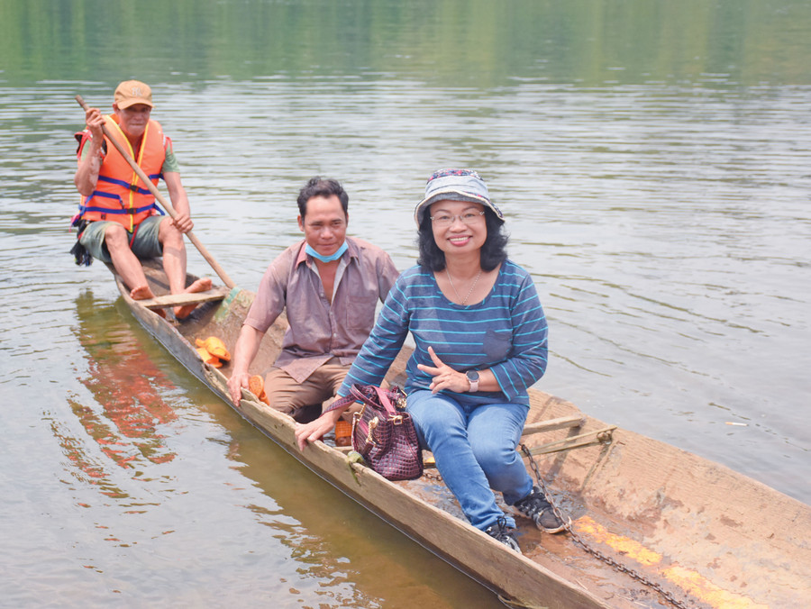 Tiến sĩ Nguyễn Thị Kim Vân trong chuyến điền dã tại xã Ia O (huyện Ia Grai). Ảnh: P.D