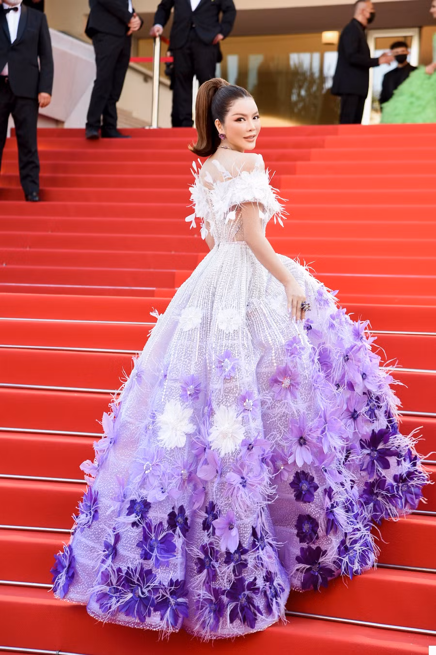 Nhằm giúp tổng thể thêm nổi bật, Lý Nhã Kỳ khéo léo chọn bộ trang sức mang sắc tím đến từ Paolo Piovan. Đây là hãng trang sức lâu đời ở Ý, với các món phụ kiện giá trị như hoa tai (49.000 euro), dây chuyền (37.000 euro) và nhẫn (25.000 euro). Ảnh: JOYCE NGUYEN, LINH PHAM