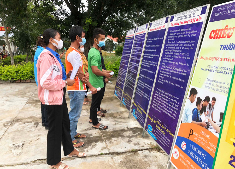 Lao động tham khảo thị trường việc làm trong, ngoài nước. Ảnh: Đinh Yến