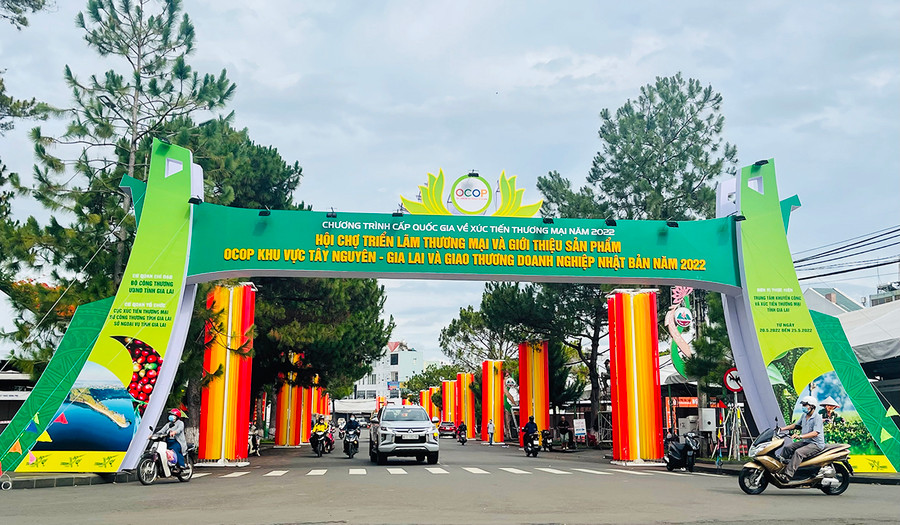 Hội chợ triển lãm thương mại và giới thiệu sản phẩm OCOP khu vực Tây Nguyên-Gia Lai và giao thương doanh nghiệp Nhật Bản năm 2022 diễn ra từ ngày 20 đến 25-5 tại TP. Pleiku. Ảnh: Vũ Thảo Hội chợ triển lãm thương mại và giới thiệu sản phẩm OCOP khu vực Tây Nguyên-Gia Lai và giao thương doanh nghiệp Nhật Bản năm 2022 diễn ra từ ngày 20 đến 25-5 tại TP. Pleiku. Ảnh: Vũ Thảo