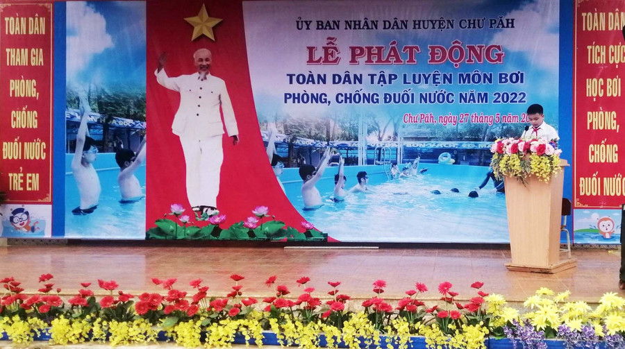 Đại diện học sinh Trường Tiểu học Ia Nhin phát biểu hưởng ứng. Ảnh: Đinh Yến Đại diện học sinh Trường Tiểu học Ia Nhin phát biểu hưởng ứng. Ảnh: Đinh Yến