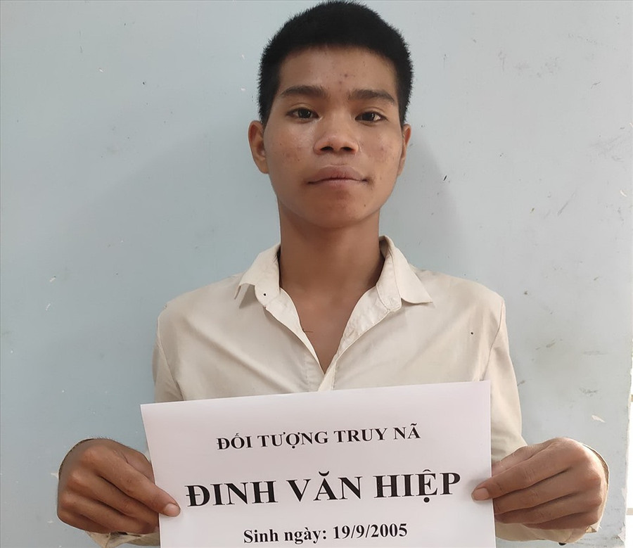 Đối tượng Đinh Văn Hiệp bị cơ quan công an huyện Sơn Hà bắt giữ khi lẩn trốn tại quê nhà. Ảnh: C.A