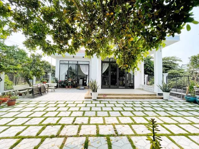 Chị Oanh dành 90m2 cho sân vườn, với mong muốn để khu vực này làm không gian cho người thân vui chơi, vừa là chỗ để trồng hoa cỏ, cây cối, giúp các thành viên trong nhà thư giãn tâm hồn.