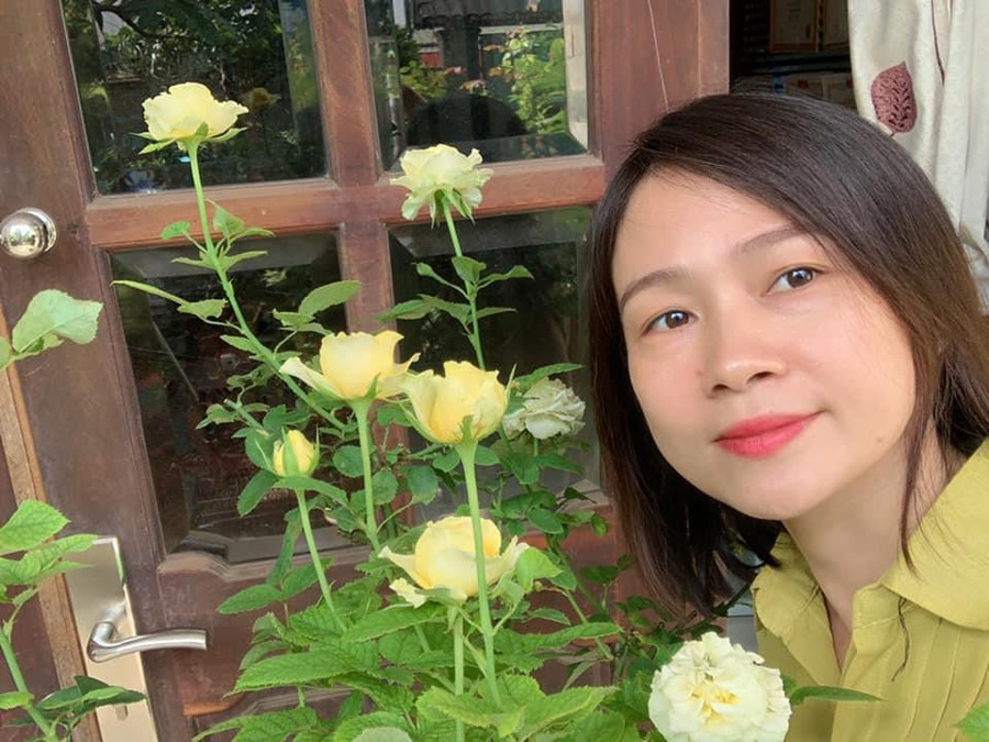 Chị Trang, chủ nhân của vườn hoa hồng đẹp mê mệt này