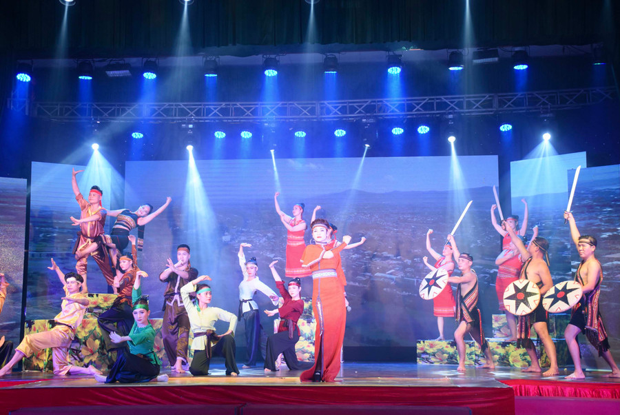 Tiết mục “Bên dòng sông Ba” được dàn dựng nhằm chào mừng sự kiện Quần thể di tích Tây Sơn Thượng đạo trở thành Di tích quốc gia đặc biệt. Ảnh: Phương Duyên