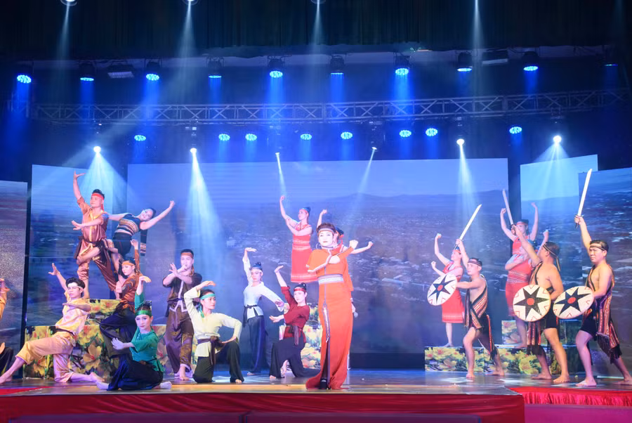 Tiết mục “Bên dòng sông Ba” được dàn dựng nhằm chào mừng sự kiện Quần thể di tích Tây Sơn Thượng đạo trở thành Di tích quốc gia đặc biệt. Ảnh: Phương Duyên