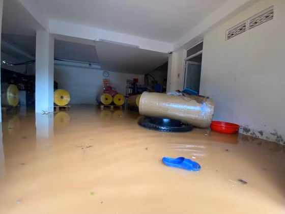 Nước ngập vào nhà dân tại phường 9, TP Đà Lạt. Ảnh: ĐOÀN KIÊN