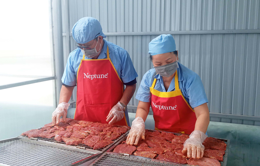 Các cơ sở sản xuất thịt bò một nắng tại huyện Krông Pa đầu tư máy móc chế biến khép kín, đảm bảo vệ sinh an toàn thực phẩm. Ảnh: Hải Lê