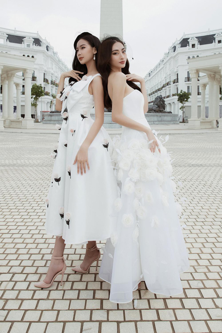 Bên cạnh những lời khen “có cánh”, Lương Thùy Linh còn khiến fan thích thú khi bỗng trở nên nhỏ bé khi đứng cạnh người đẹp 1m85.