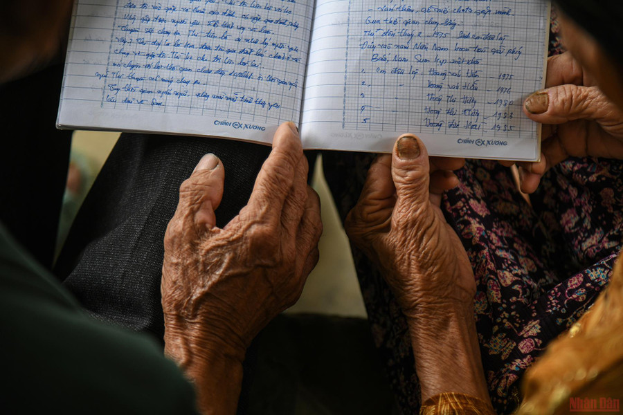  Cuốn sổ tay ghi chép mối tình của ông bà Nghi. (Ảnh: THÀNH ĐẠT)