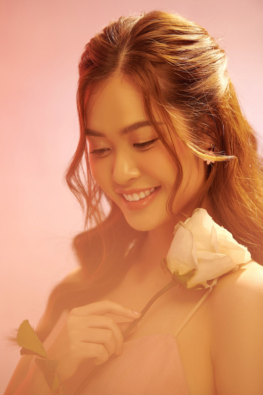 Nông Thúy Hằng sinh năm 1999, quê Hà Giang. Cô gái dân tộc Tày sở hữu chiều cao 1,7m, số đo ba vòng 82-65-91. Ngoài nhan sắc xinh đẹp, nữ thí sinh còn gây chú ý bởi thành tích học tập ấn tượng khi từng giành giải ba văn cấp quốc gia và được tuyển thẳng vào Đại học kinh tế quốc dân. Ảnh: BTC