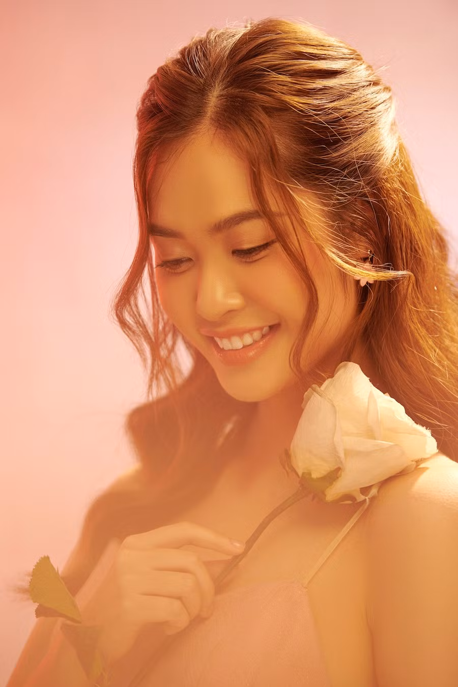 Nông Thúy Hằng sinh năm 1999, quê Hà Giang. Cô gái dân tộc Tày sở hữu chiều cao 1,7m, số đo ba vòng 82-65-91. Ngoài nhan sắc xinh đẹp, nữ thí sinh còn gây chú ý bởi thành tích học tập ấn tượng khi từng giành giải ba văn cấp quốc gia và được tuyển thẳng vào Đại học kinh tế quốc dân. Ảnh: BTC