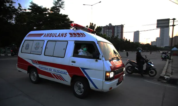 Một chiếc xe cứu thương ở Jakatar (Indonesia). (Nguồn: theguardian.com) Một chiếc xe cứu thương ở Jakatar (Indonesia). (Nguồn: theguardian.com)