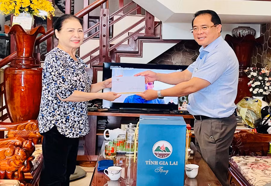 Phó Chủ tịch UBND tỉnh Hồ Phước Thành thăm và tặng quà Nghệ sỹ Nhân dân Đinh Xuân La. Ảnh: 