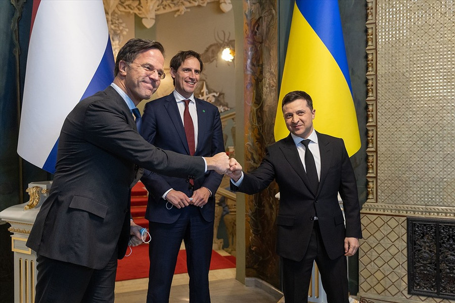 Tổng thống Volodymyr Zelensky tiếp Thủ tướng Hà Lan Mark Rutte tại Cung điện Mariinskyi, Kiev, ngày 2.2.2022. Ảnh: Wiki  Tổng thống Volodymyr Zelensky tiếp Thủ tướng Hà Lan Mark Rutte tại Cung điện Mariinskyi, Kiev, ngày 2.2.2022. Ảnh: Wiki