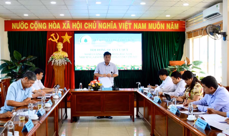 Phó Chủ tịch UBND tỉnh Kpă Thuyên-Chủ tịch Hội đồng quản lý Quỹ Bảo vệ và Phát triển rừng tỉnh phát biểu chỉ đạo tại cuộc họp. Ảnh: Minh Nguyễn