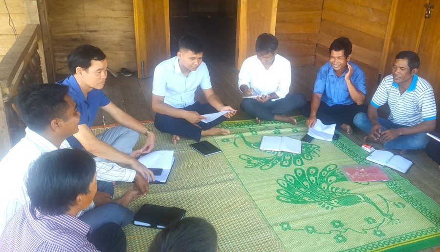 Lãnh đạo xã Sró tham dự buổi họp Chi bộ làng Pting để triển khai công tác phát triển đảng viên trong vùng đồng bào dân tộc thiểu số. Ảnh: Ngọc Minh 