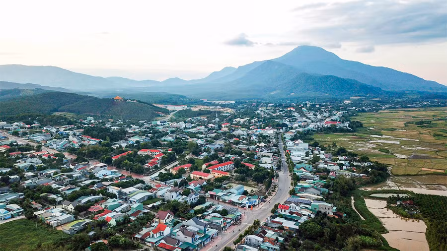 Thị trấn Sa Thầy dưới chân núi Chư Mom Ray. Ảnh: ĐT
