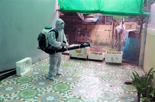 Phun hóa chất diệt muỗi trong nhà dân ở khu vực có ổ dịch sốt xuất huyết. Ảnh: Nguyễn Chinh/TTXVN Phun hóa chất diệt muỗi trong nhà dân ở khu vực có ổ dịch sốt xuất huyết. Ảnh: Nguyễn Chinh/TTXVN