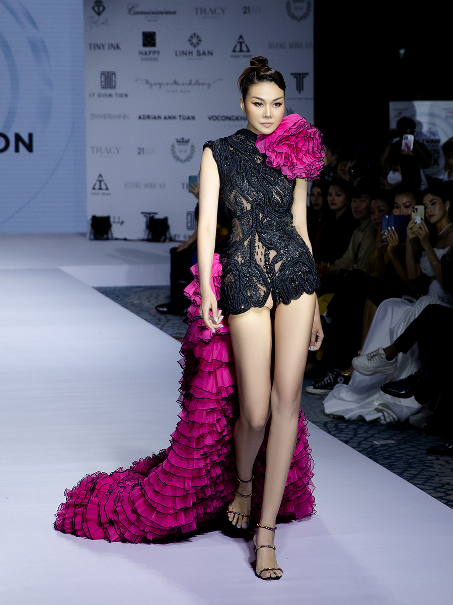 Thần thái sắc lạnh của nữ siêu mẫu khi trình diễn. Ảnh: NVCC Thần thái sắc lạnh của nữ siêu mẫu khi trình diễn. Ảnh: NVCC