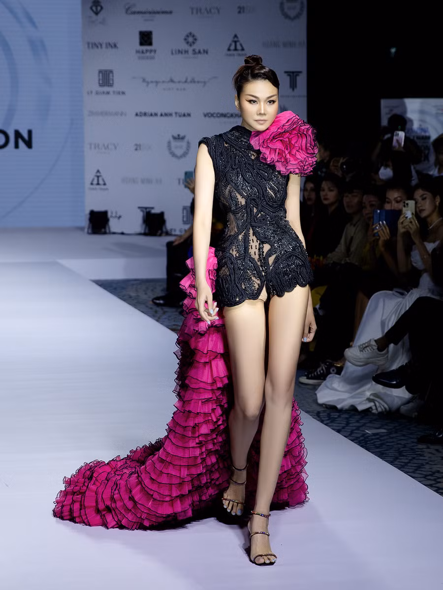 Thần thái sắc lạnh của nữ siêu mẫu khi trình diễn. Ảnh: NVCC