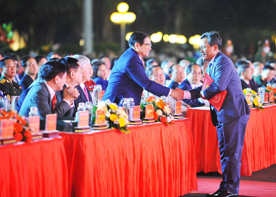 Bí thư Tỉnh ủy Hồ Văn Niên (bìa phải) bắt tay cảm ơn sự có mặt của Thủ tướng Chính phủ Phạm Minh Chính tại lễ kỷ niệm 90 năm Ngày thành lập tỉnh Gia Lai (24/5/1932-24/5/2022). Ảnh: Minh Triều