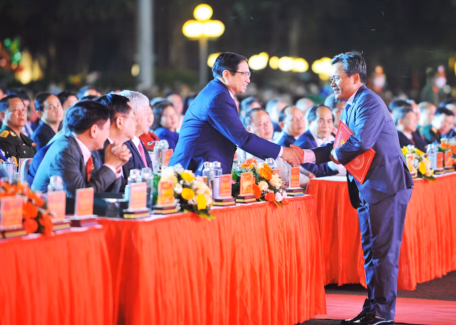 Bí thư Tỉnh ủy Hồ Văn Niên (bìa phải) bắt tay cảm ơn sự có mặt của Thủ tướng Chính phủ Phạm Minh Chính tại lễ kỷ niệm 90 năm Ngày thành lập tỉnh Gia Lai (24/5/1932-24/5/2022). Ảnh: Minh Triều