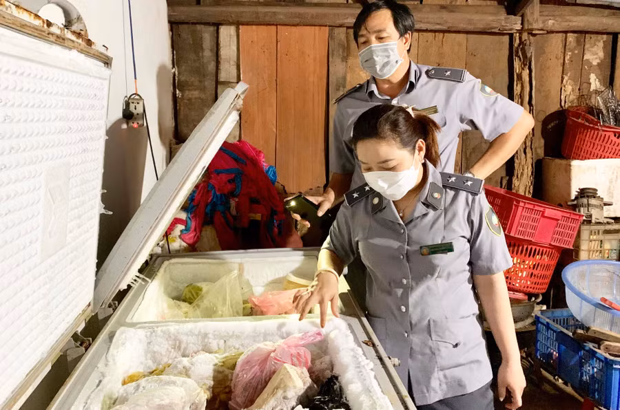 Đoàn liên ngành kiểm tra tại cơ sở dịch vụ tiệc cưới Hoàng Lan (thôn 1, xã Chư Á, TP. Pleiku). Ảnh: Như Nguyện