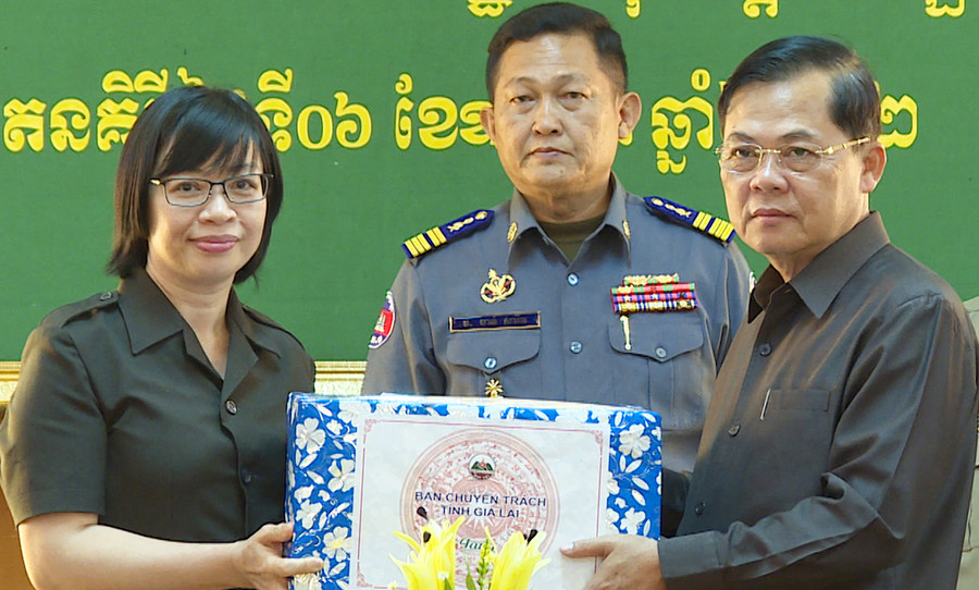 Phó Chủ tịch UBND tỉnh Gia Lai Nguyễn Thị Thanh Lịch ( bìa trái) tặng quà Phó Tỉnh trưởng, Trưởng Ban Chuyên trách tỉnh Ratanakiri Kith Try (bìa phải). Ảnh: Đoàn Bình