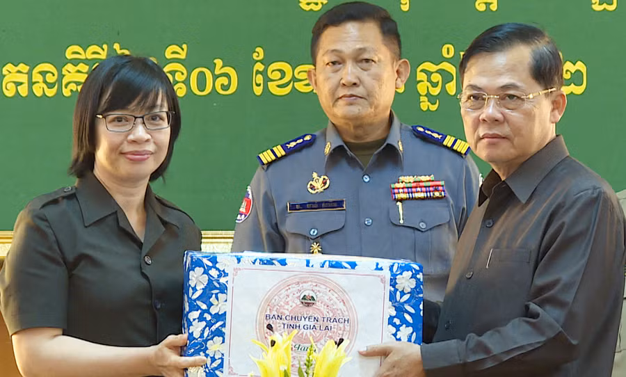 Phó Chủ tịch UBND tỉnh Gia Lai Nguyễn Thị Thanh Lịch ( bìa trái) tặng quà Phó Tỉnh trưởng, Trưởng Ban Chuyên trách tỉnh Ratanakiri Kith Try (bìa phải). Ảnh: Đoàn Bình