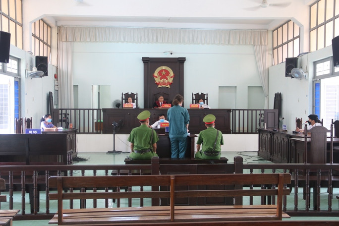  Tại tòa, bị cáo thành khẩn khai báo, có nhiều tình tiết giảm nhẹ