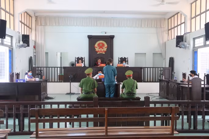  Tại tòa, bị cáo thành khẩn khai báo, có nhiều tình tiết giảm nhẹ