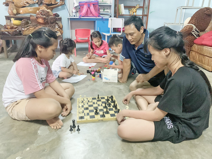 Gia đình anh Lê Chí Tường (thôn Đoàn Kết, xã Ia Ma Rơn) quyết định về nhà ngoại chơi trong ngày thứ 3 của kỳ nghỉ lễ để gắn kết tình thân.Ảnh