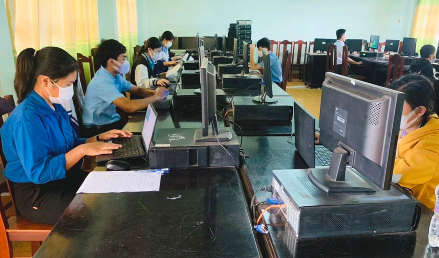 Các em học sinh khối THCS đang tiến hành làm bài. Ảnh: Hà Chi