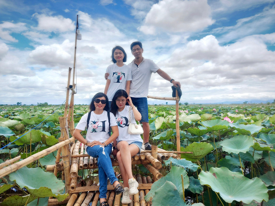  Gia đình chị Hương chụp ảnh lưu niệm trên đầm sen Ia Yeng. Ảnh: Lê Hòa