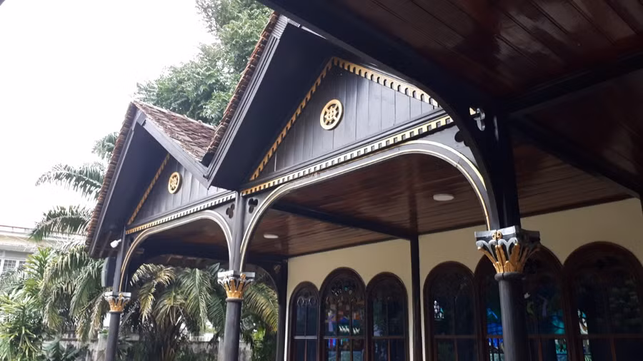 Kiến trúc có sự kết hợp với nhà rông của người Ba Na.