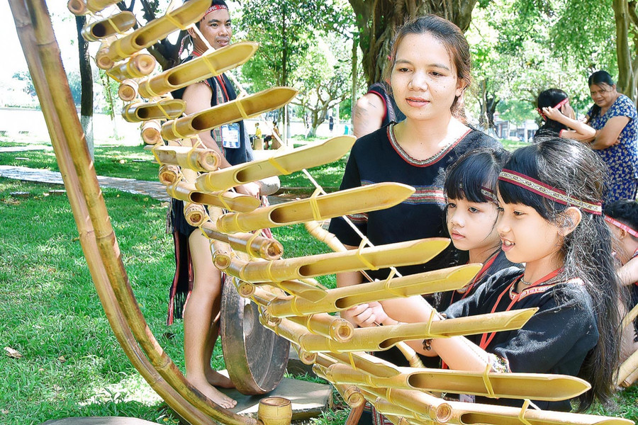 Chị R’Com H’Sonh dạy con gái đánh đàn t'rưng. Ảnh: Đức Thụy Chị R’Com H’Sonh dạy con gái đánh đàn t'rưng. Ảnh: Đức Thụy