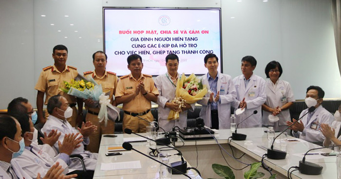 Bệnh viện Chợ Rẫy cảm ơn gia đình hiến tạng cùng ê-kíp hỗ trợ cho việc hiến, ghép tạng thành công.