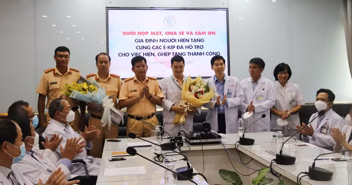 Bệnh viện Chợ Rẫy cảm ơn gia đình hiến tạng cùng ê-kíp hỗ trợ cho việc hiến, ghép tạng thành công.