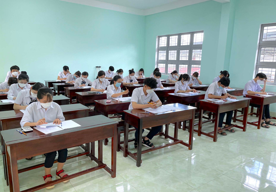 Học sinh lớp 12 Trường THPT Phan Bội Châu (TP. Pleiku) tham gia thi thử tốt nghiệp THPT năm 2022. Ảnh: Mộc Trà