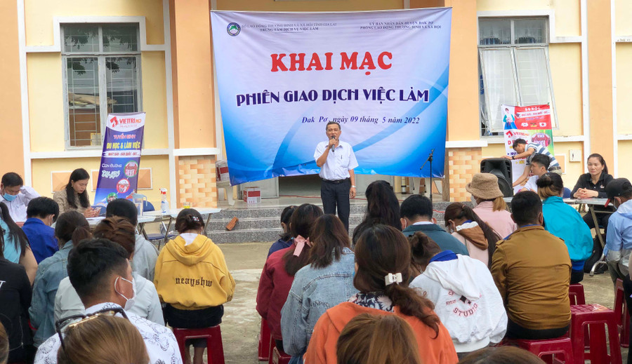 Quang cảnh phiên giao dịch việc làm. Ảnh: Lan Anh