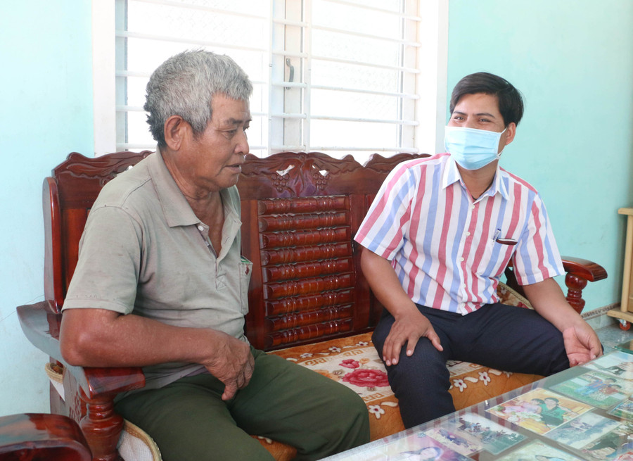 Ông Đinh Cư phấn khởi trước những đổi thay của quê hương mình. Ảnh: Quang Tấn