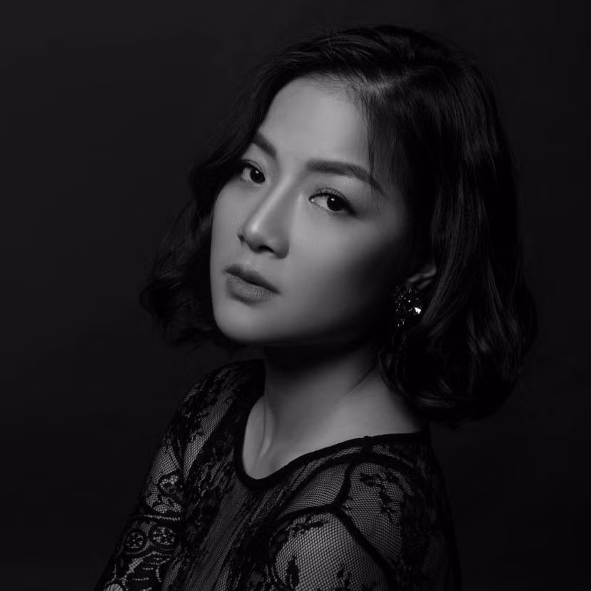 Được biết, cô sinh ra trong một gia đình trí thức tại Hà Nội, có truyền thống làm ngành Y. Từ trẻ Thủy Bi đã sớm bộc lộ năng khiếu nghệ thuật. Tuy nhiên, tới tuổi trưởng thành, người đẹp không được gia đình khuyến khích đi theo con đường ca hát, dù đó là mơ ước thuở thiếu thời của cô. Ảnh: FBNV