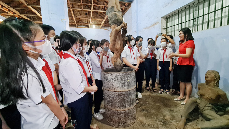 Học sinh Trường THCS Nguyễn Huệ (TP. Pleiku) tham quan, tìm hiểu tại Di tích Nhà lao Pleiku. Ảnh: Phan Lài