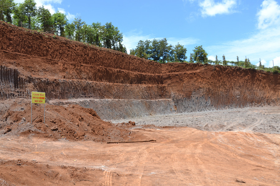 Biển “cảnh báo khu vực có bom nguy hiểm”tại thôn 1, xã Hải Yang, huyện Đak Đoa. Ảnh: Hoàng Cư
