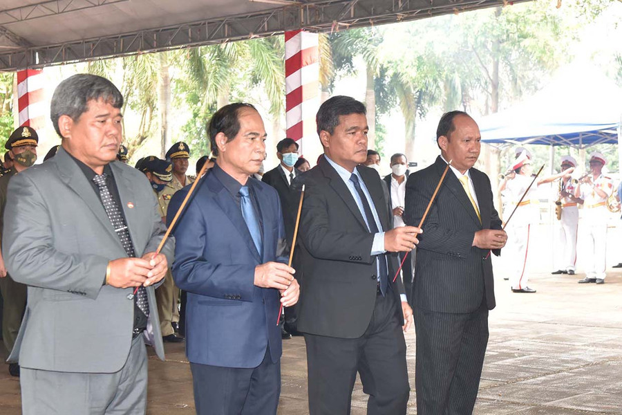 Đón các anh về yên nghỉ trong lòng đất Mẹ ảnh 1 Các đồng chí lãnh đạo tỉnh dâng hương tri ân các liệt sĩ. Ảnh: Đức Thụy