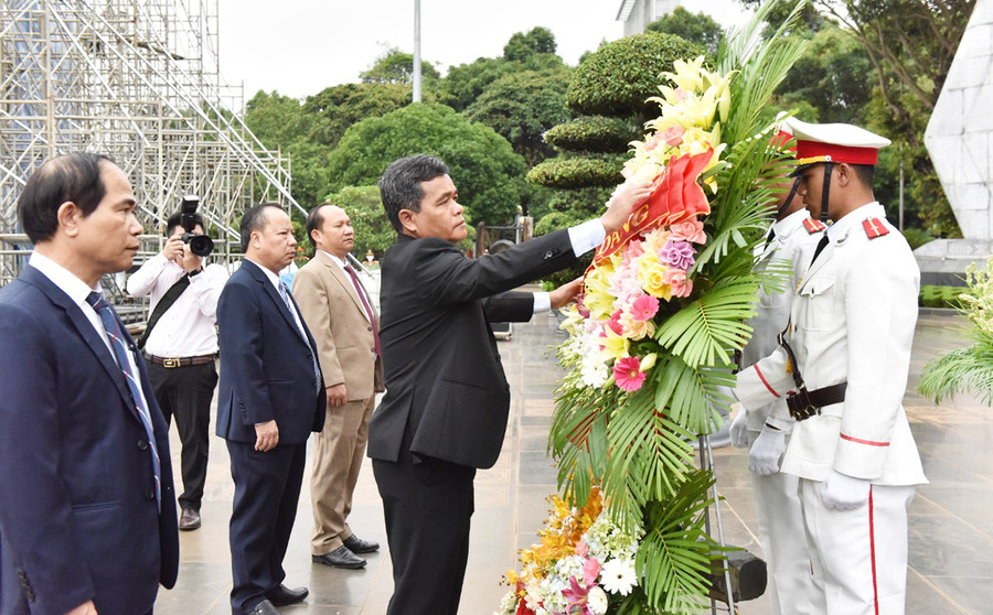 Thường trực Tỉnh ủy thay mặt lãnh đạo tỉnh dâng hoa trước Tượng đài Bác Hồ với các dân tộc Tây Nguyên. Ảnh: Đức Thụy